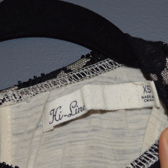 White top with a Peter Pan Neckline - Picture 3 of 4